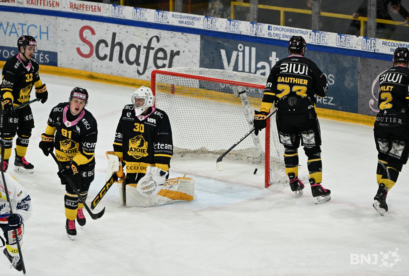Par moments dépassé, le HC Ajoie a encaissé six buts ce mardi. (Photo : Georges Henz)