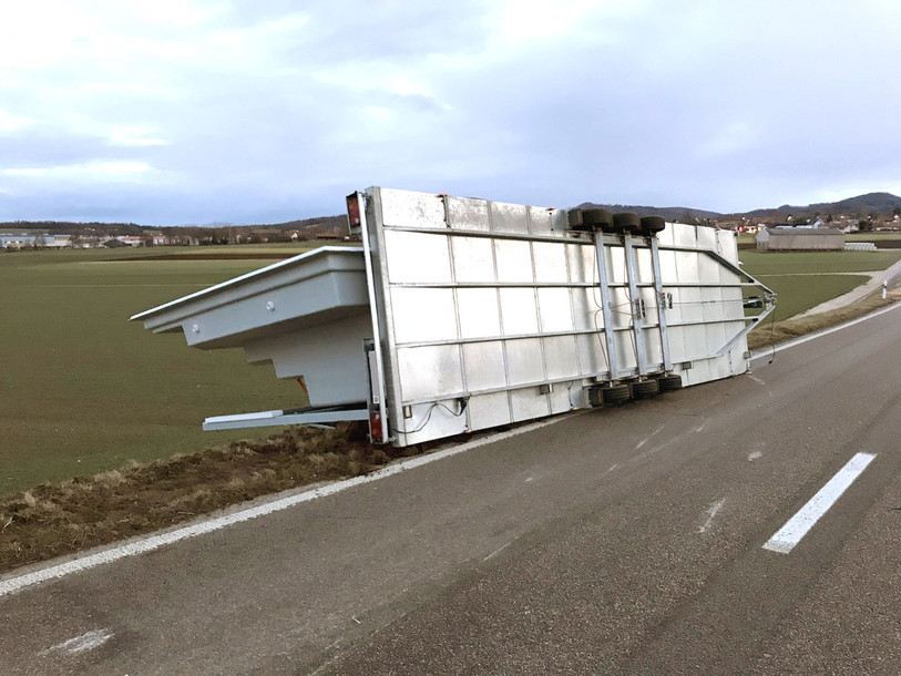 La remorque s'est couchée sur le bord de la route. (Photo : police cantonale jurassienne).