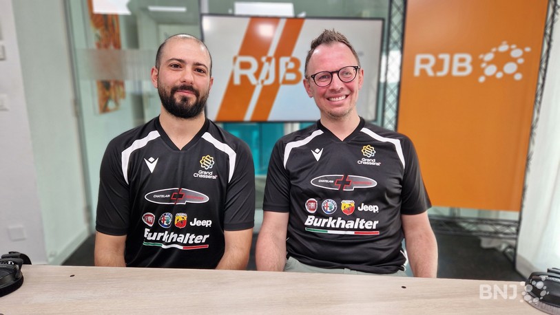 Ilario Roberto (à g.) et David Krebs (à d.) portent fièrement les nouveaux maillots floqués Grand Chasseral.