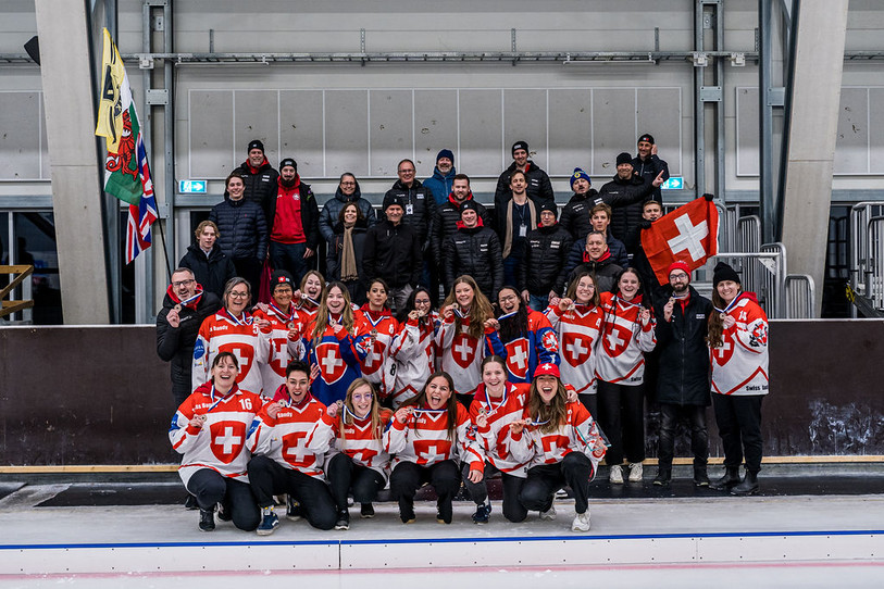 Chanel Gilomen (accroupie en bas à droite) et l’équipe féminine suisse de bandy remportent pour la première fois une médaille mondiale. (Photo : Stéphanie Wenker)