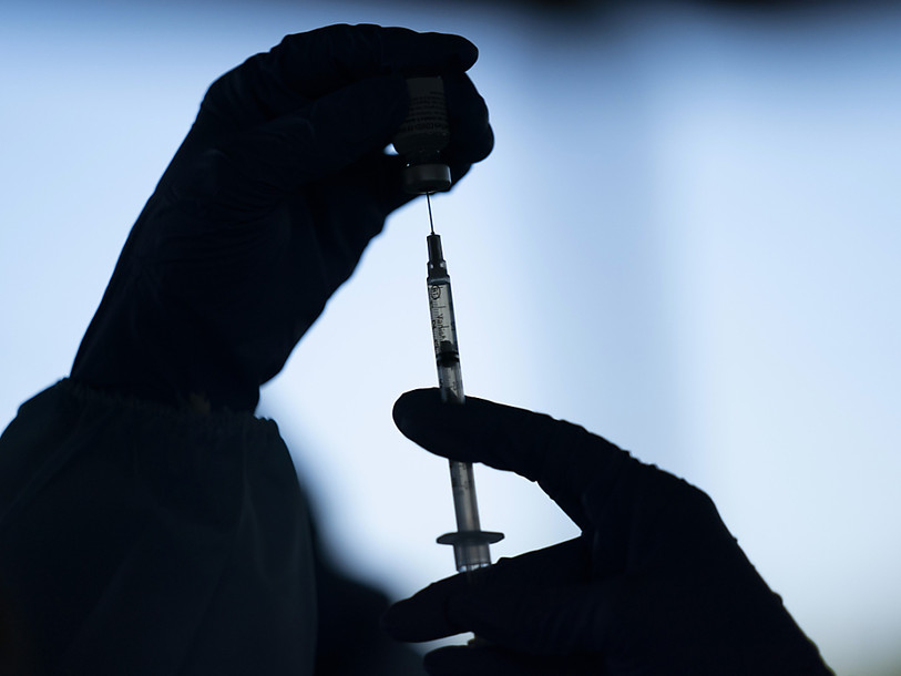Les fournisseurs ont livré près de 460'000 doses de vaccins à la Suisse. Pour l'instant, près de 170'000 ont été utilisées (Photo : KEYSTONE / AP / Jae C. Hong / illustration).
