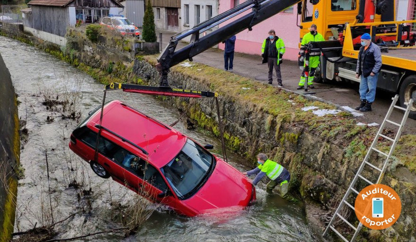 La voiture, qui était vide au moment des faits, a terminé sa course dans la Birse.