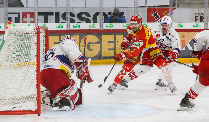 Luca Hischier vient tester les réflexes du gardien st-gallois Melvin Nyffeler (photo: Mauricette Schnider)