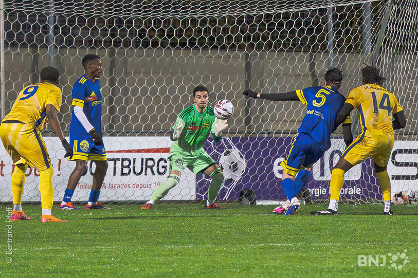 Les joueurs du FC Coffrane et du FC La Chaux-de-Fonds se sont quittés dos à dos mercredi soir au stade des Chézards à Colombier (photo : Bertrand Pfaff).
