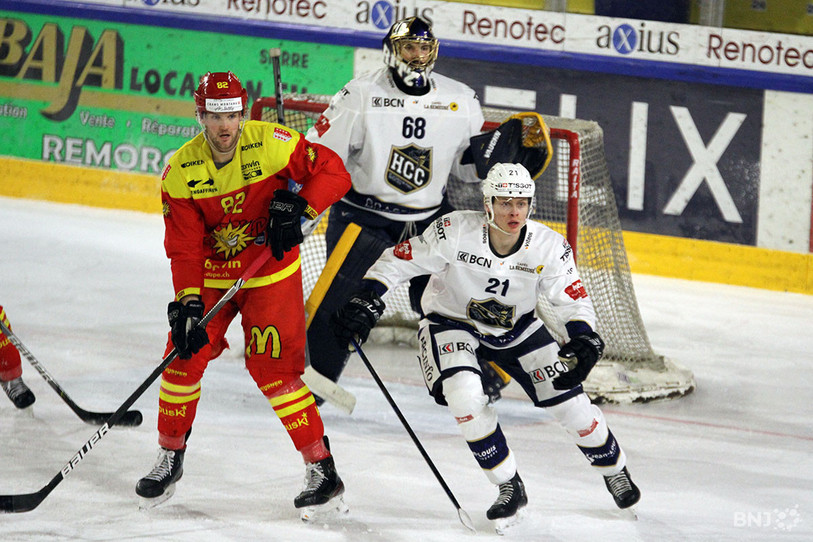Arnaud Montandon face au HC La Chaux-de-Fonds de Kay Wiss et Matteo Rytz. (photo: archives)