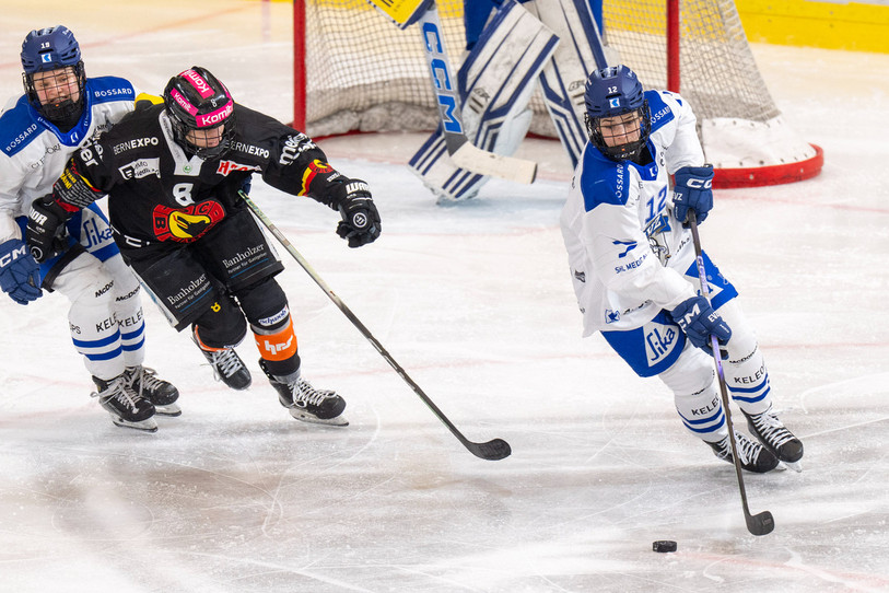 Prises dans la tenaille zougoise, Cindy Joray (ici au centre de l'image) et le CP Berne n'ont pas su régater en finale du championnat. (Photo : Keystone/Peter Schneider)
