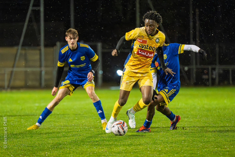 La saison dernière, le FC La Chaux-de-Fonds et Coffrane s'étaient sauvés dans les derniers instants de la saison. (Photo : archives Bertrand Pfaff)