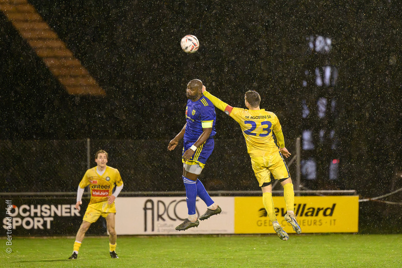Jordi Nsiala (en bleu), le capitaine du FC Coffrane, a inscrit 18 buts en 21 matches cette saison en 1re Ligue. (photo : Bertrand Pfaff) 