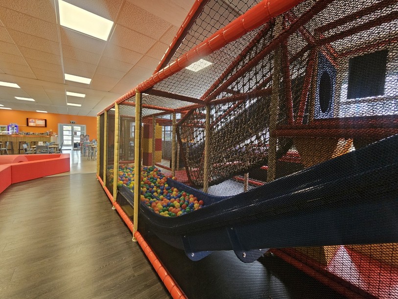 Les jeux arrivent jusque vers l'espace café, de sorte à ce que les parents puissent garder un oeil sur leurs enfants.