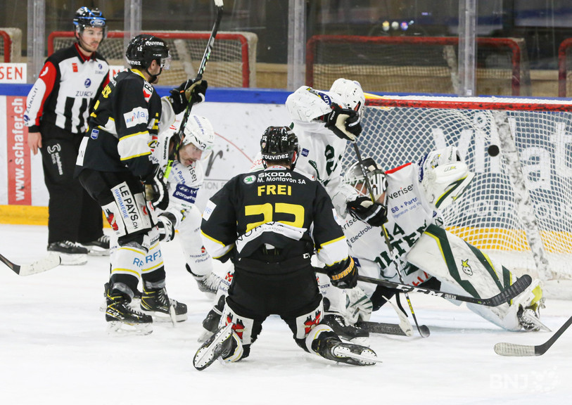 Thibault Frossard double la mise pour le HC Ajoie face à Olten à 3'' de la première sirène (photo : Mauricette Schnider).