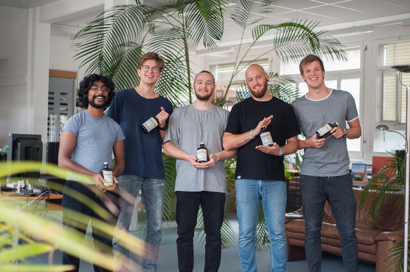 L'équipe de Traveler & Co : Niro Vijayarasa, Jonas Wepfer, Miles Remedi, Marco Gravina et Romain Bättig (de gauche à droite). (Photo : Traveler & Co)