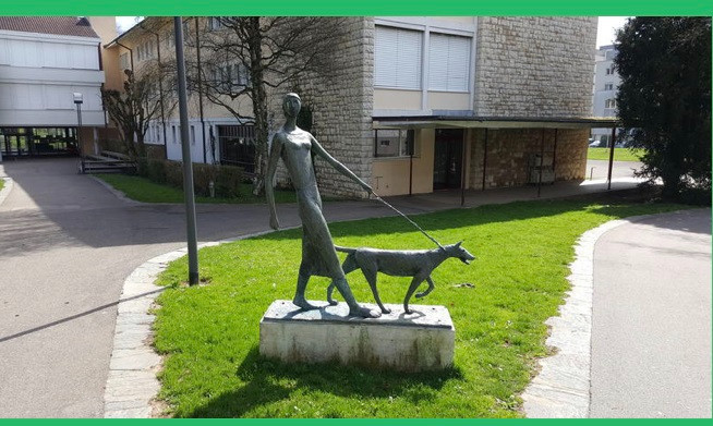 La statue qui se trouve devant le Collège de Delémont a fait l'objet d'un vol (photo: police municipale de Delémont).