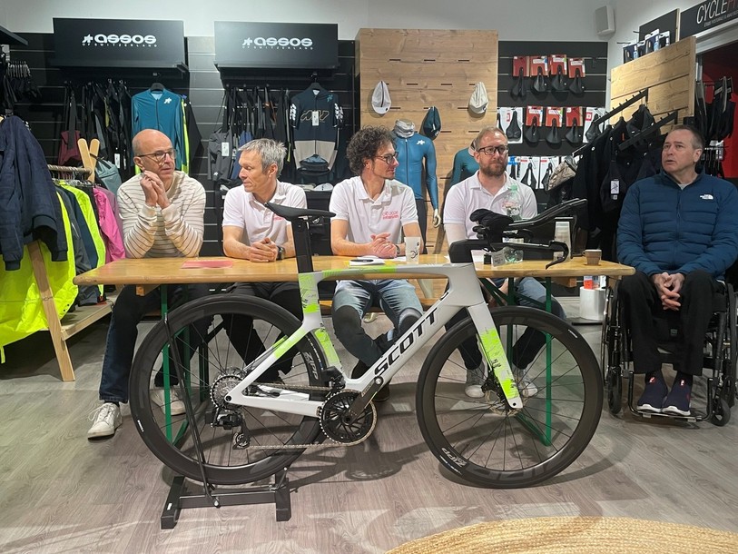 De gauche à droite, les membres du comité d'organisation Pierre-Alain Berret, Stéphane Joliat, Robin Joliat et Laurent Hennet ont présenté le programme des Championnats de Suisse de cyclisme sur route en compagnie d'Yves Tendon.