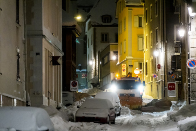 Il est tombé une trentaine de centimètres de neige dans la nuit de dimanche à lundi à La Chaux-de-Fonds. (Photo : KEYSTONE/Jean-Christophe Bott).