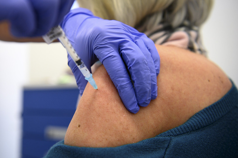La vaccination contre le coronavirus a entamé une nouvelle étape ce jeudi dans le Jura (photo : Keystone/Laurent Gillieron).