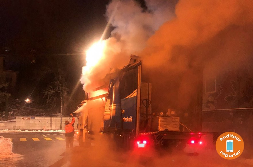 Un camion a pris feu mardi matin à Bienne. (Photo : Auditeur reporter)