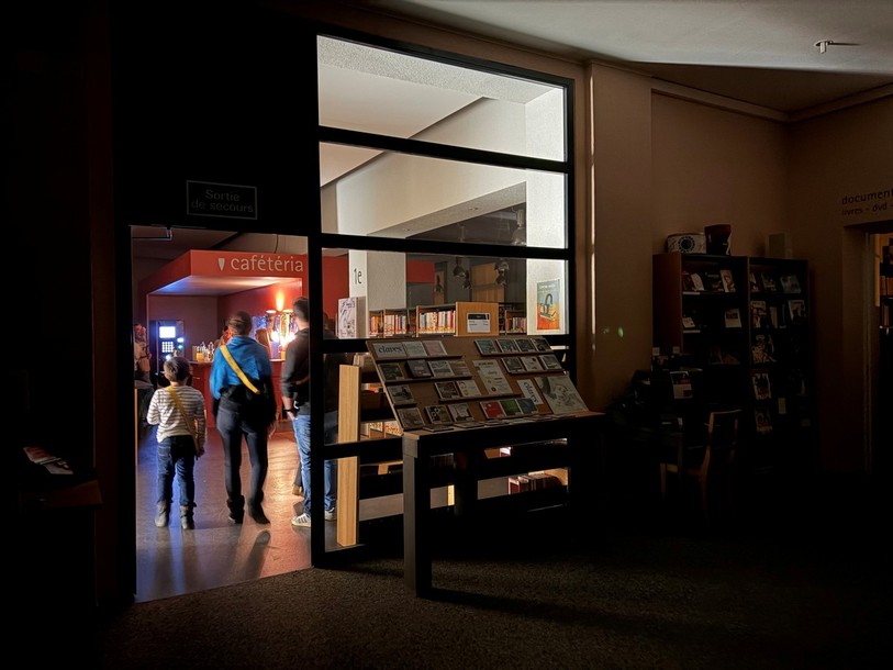 Petits et grands sont venus s'essayés au cache-cache géant de la bibliothèque de La Chaux-de-Fonds vendredi soir.
