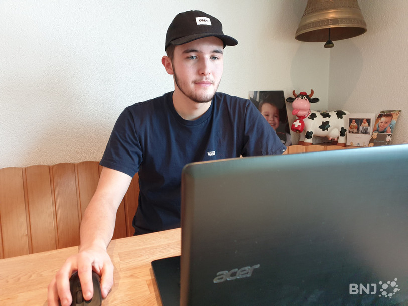 La jeune recrue Damien Tschan admet que le rythme de travail est plutôt tranquille mais il a du mal à tenir les quatre heures de sport exigées par l'armée.