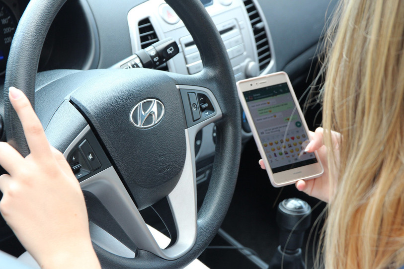 Le téléphone portable est l'une des sources principales de distraction. (Photo libre de droits).