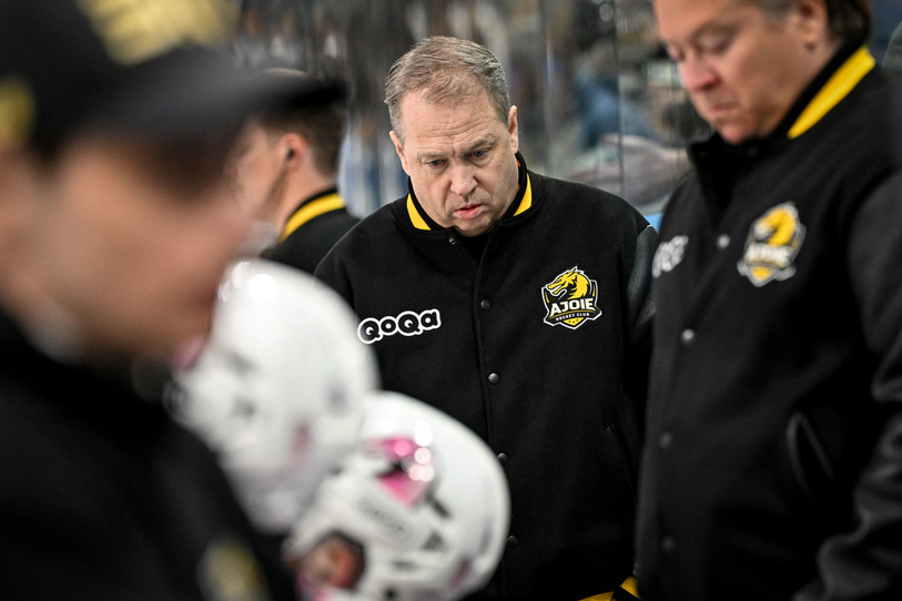 Le HC Ajoie repart d'Ambri la mine bien basse à l'image de son entraîneur Greg Ireland (photo : KEYSTONE/Ti-Press/Andrea Branca).