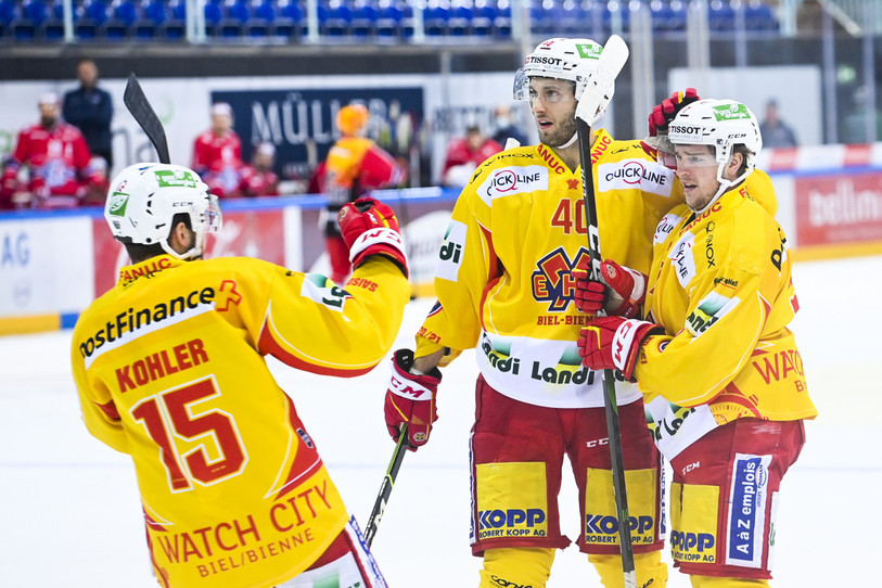 Petteri Lindbohm et Ramon Tanner, tous deux buteurs mardi soir. (Photo : KEYSTONE/Gian Ehrenzeller)