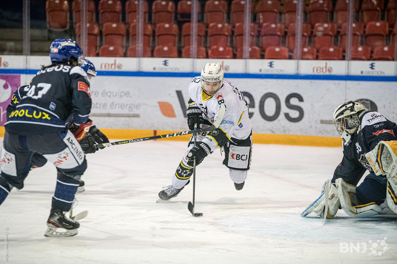 Reto Schmutz va ici rallumer la flamme de l'espoir pour le HC Ajoie en inscrivant le 3-1, premier acte de la remontée (photo: Jonathan Vallat).