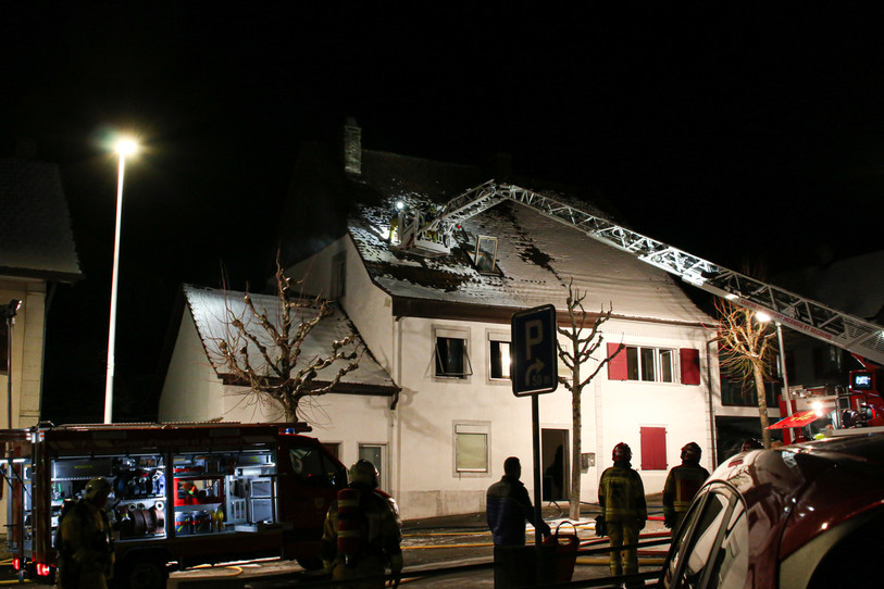 Une quarantaine de pompiers a été mobilisée après un feu dans une maison de Cornol. (photo : Mauricette Schnider)