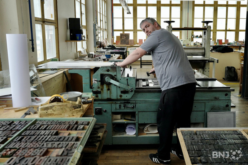 Augustin Rebetez en pleine création dans l’atelier.