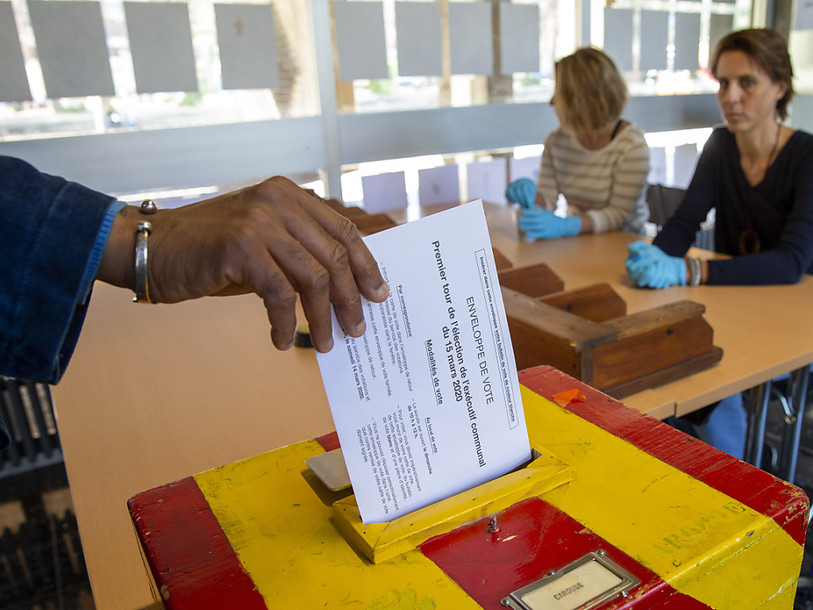 Selon le premier sondage gfs.bern, l'initiative anti-burqa recueillerait une nette majorité d'avis favorable. Le oui à l'e-ID et à l'accord avec l'Indonésie est par contre moins net. (Photo : KEYSTONE / Salvatore Di Nolfi).