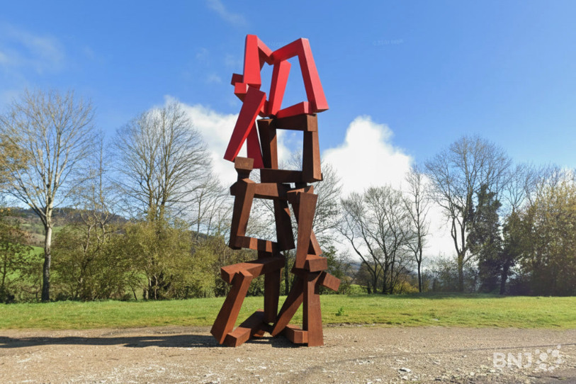 La statue de 8 m de haut devrait prendre place de l’autre côté de la route cantonale.