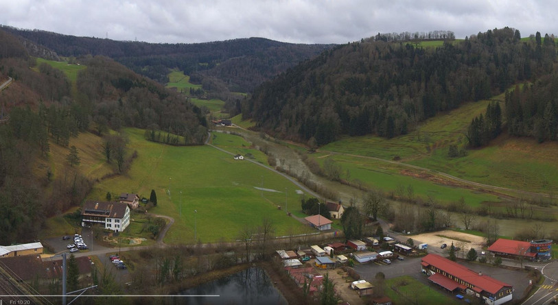 Le Doubs était agité, vendredi dans le courant de l'après-midi (ici à St-Ursanne). (Photo : swisswebcams.ch)