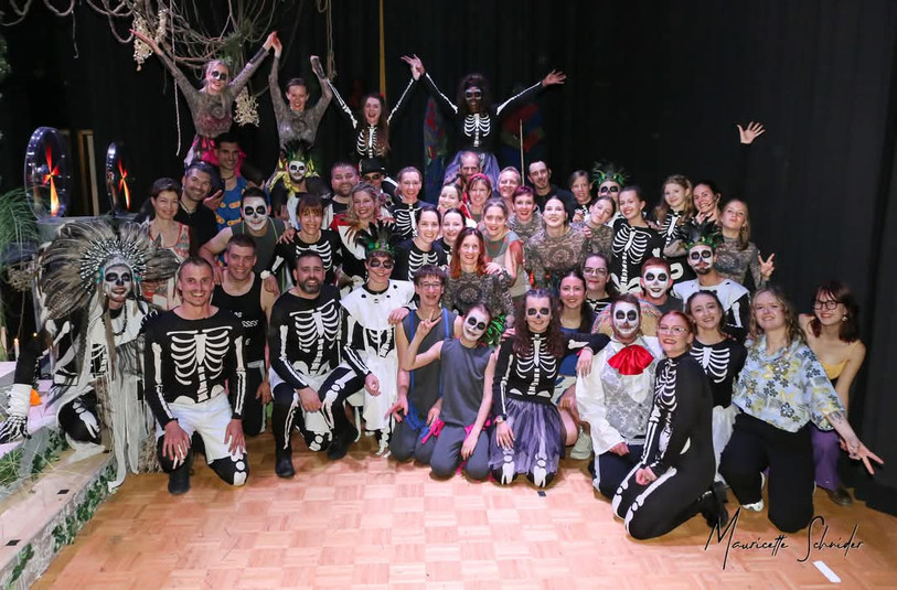 La troupe du Swing Rock Ajoie, ici lors du dernier spectacle en 2025, donne cinq représentations de « La Légende d’Atla ». (Photo : Mauricette Schnider)
