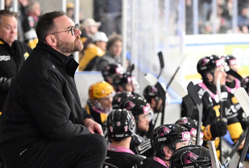 Julien Vauclair sur le banc du HC Ajoie ce mardi soir à Porrentruy dans l'acte IV du play-out face à Ambri (photo : Georges Henz).