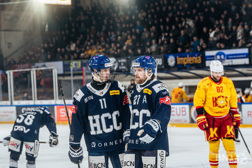 Anthony Huguenin (à droite) a inscrit deux buts de la ligne bleue mardi, dont le but en or en prolongations (Photo : Dimitri Montanaro)