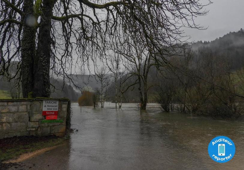 La route qui mène à Tariche s'est retrouvée sous l'eau samedi matin. (Photo : Auditeur reporter).