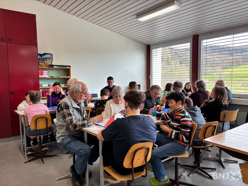 Adultes et enfants se retrouvent les vendredis après-midi pour jouer aux cartes.