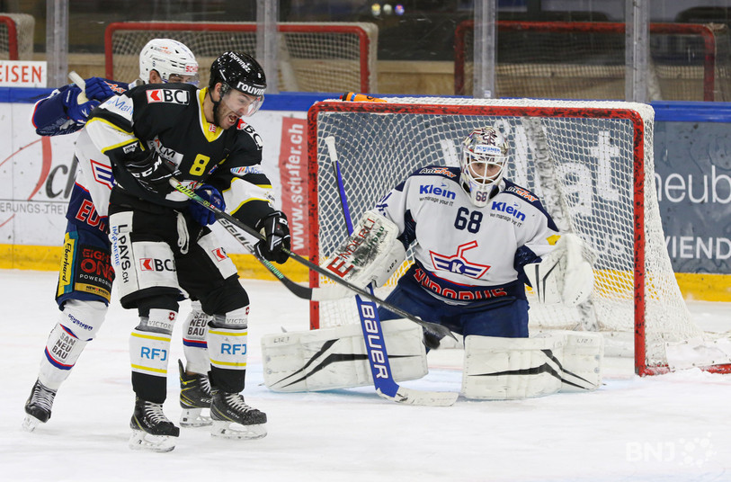 Le gardien de Kloten Dominic Nyffeler s'est montré intraitable sur chaque offensive de Philip-Michaël Devos et ses coéquipiers samedi. (photo : Mauricette Schnider)