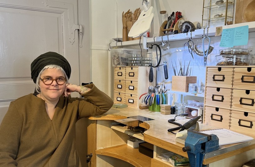 Jane Bosshard Quillerat, ici dans son atelier, présente ses oeuvres à la galerie du Caveau à St-Ursanne.