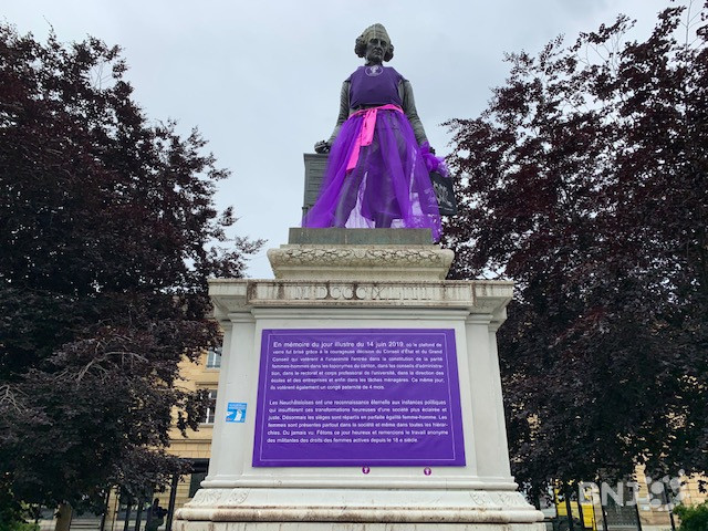 En 2019, les statues neuchâteloises s'étaient parées de violet à l'occasion de la grève des femmes du 14 juin. (Photo : archives).