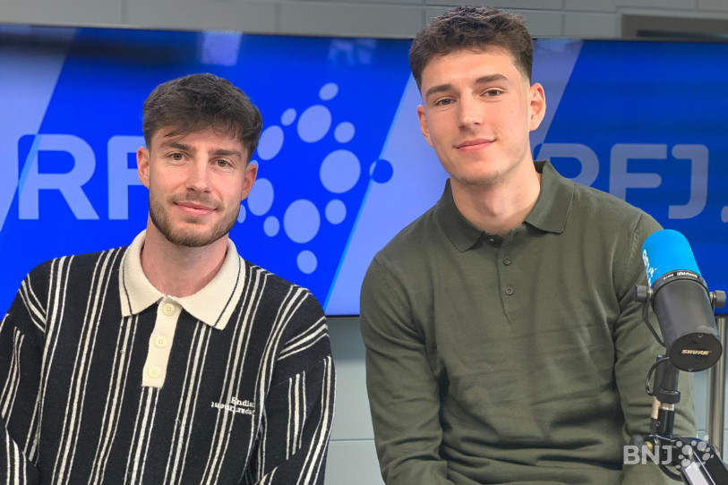 Kenzo Brêchet (à gauche) et Florent Hushi (à droite) étaient invité dans « La Matinale » pour évoquer le derby SR Delémont-FC Bassecourt de ce jeudi soir.