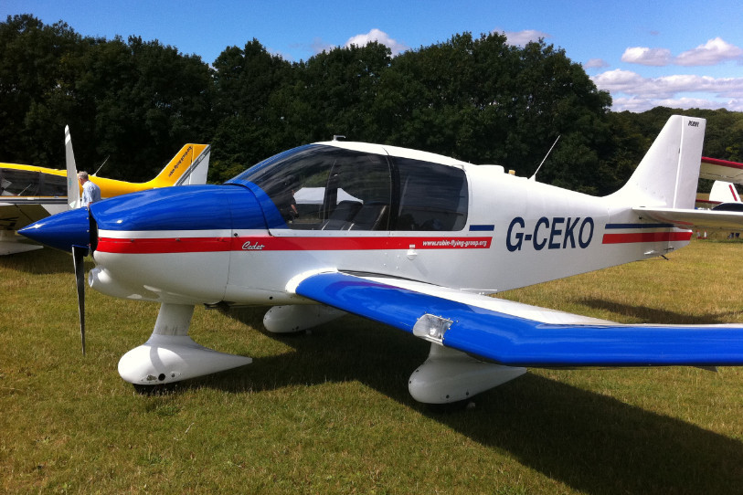 Un modèle similaire au Robin DR 400 qui s'est écrasé dans une forêt des Ponts-de-Martel en mai 2023. (Photo : Wikimedia Commons/Aeroprints.com, CC BY-SA 3.0.)