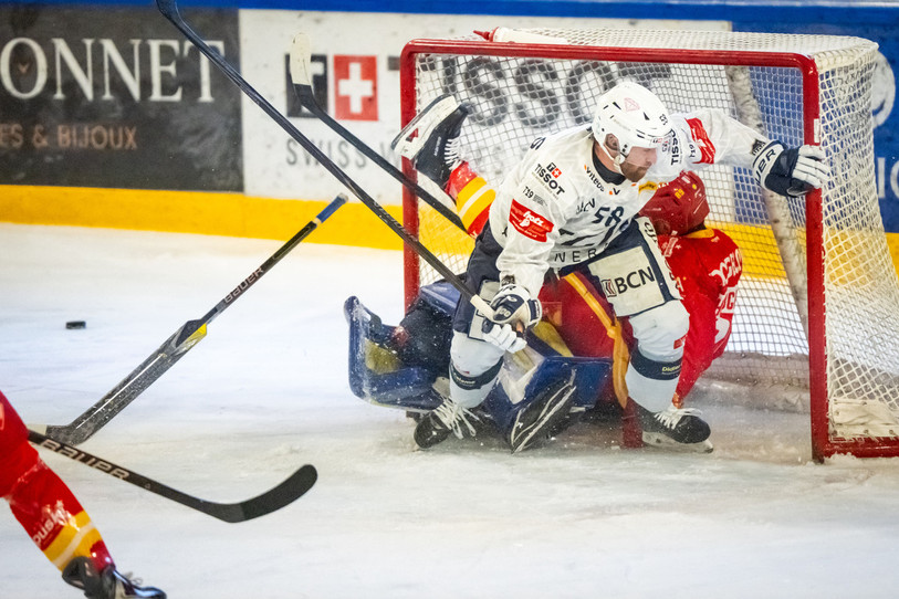 A l'image d'Arnaud Jaquet, le HC La Chaux-de-Fonds a toujours trouvé un Valaisan sur sa route jeudi à Sierre. (Photo : KEYSTONE/Maxime Schmid).