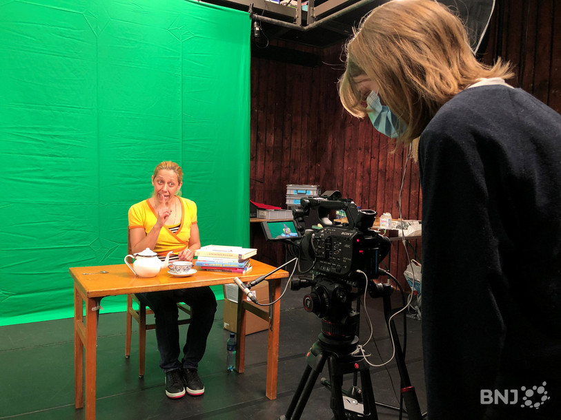 Stéphanie Kohler, comédienne et savante dans les clubs de Martigny, Sion et Sierre en Valais, en plein enregistrement lundi matin au Cinéma ABC à La Chaux-de-Fonds.