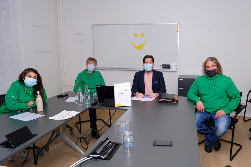 Les trois médiateurs récompensés, accompagnés du conseiller communal Didier Boillat (deuxième depuis la droite), à l'occasion de la cérémonie de remise de prix virtuelle de la FSM (Photo : Bernard Python).