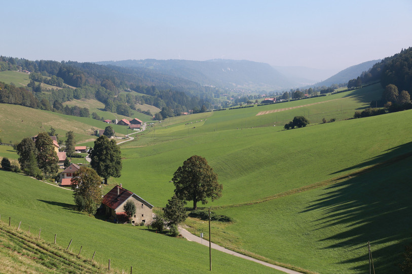 Les Convers depuis la vue des Alpes avec St-Imier au fond de la vallée. (Photo : Fondation rurale interjurassienne)