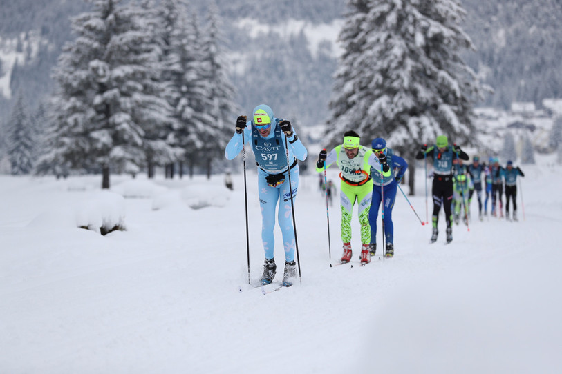 Yann Engel en premier plan en bleu. (Photo : ski-club La Sagne).