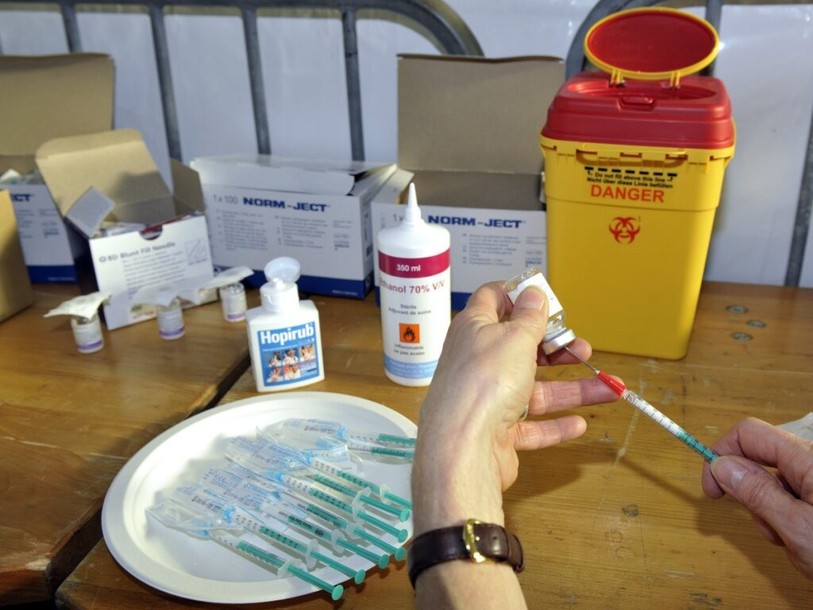 Les frontaliers travaillant dans les soins et les diplomates pourront aussi se faire vacciner gratuitement contre le coronavirus en Suisse (photo : KEYSTONE/MARTIAL TREZZINI).