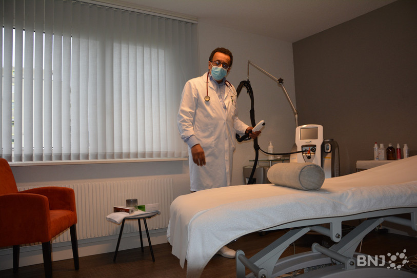 Le docteur Adbelhak Boubrahimi voit défiler plus de curieux dans sa clinique depuis le début de la pandémie.