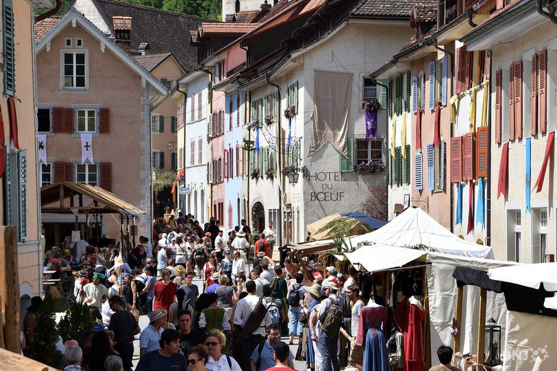 Les Médiévales vont investir à nouveau les rues de St-Ursanne. (Photo : Georges Henz / archives).