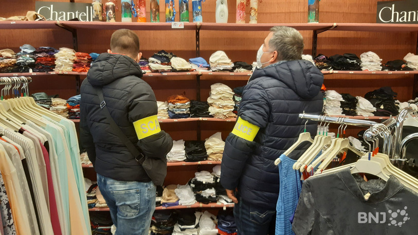 Les agents du SCAV et de la police de proximité inspectent chaque commerces du canton de Neuchâtel.